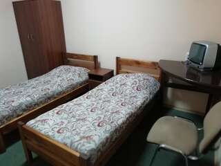 Хостелы Hotel-hostel Podkova Lisichansk Двухместный номер с 2 отдельными кроватями и душем-1